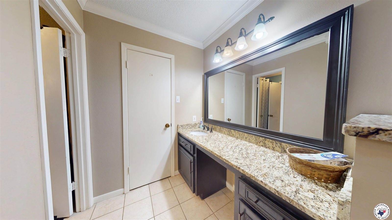 203 Woodland Lake Dr, Atlanta, TX 75551