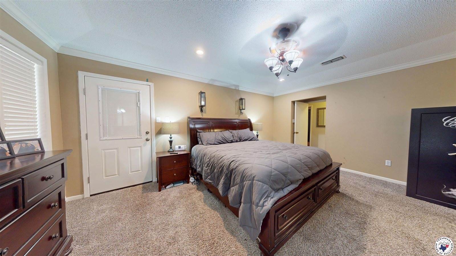 203 Woodland Lake Dr, Atlanta, TX 75551