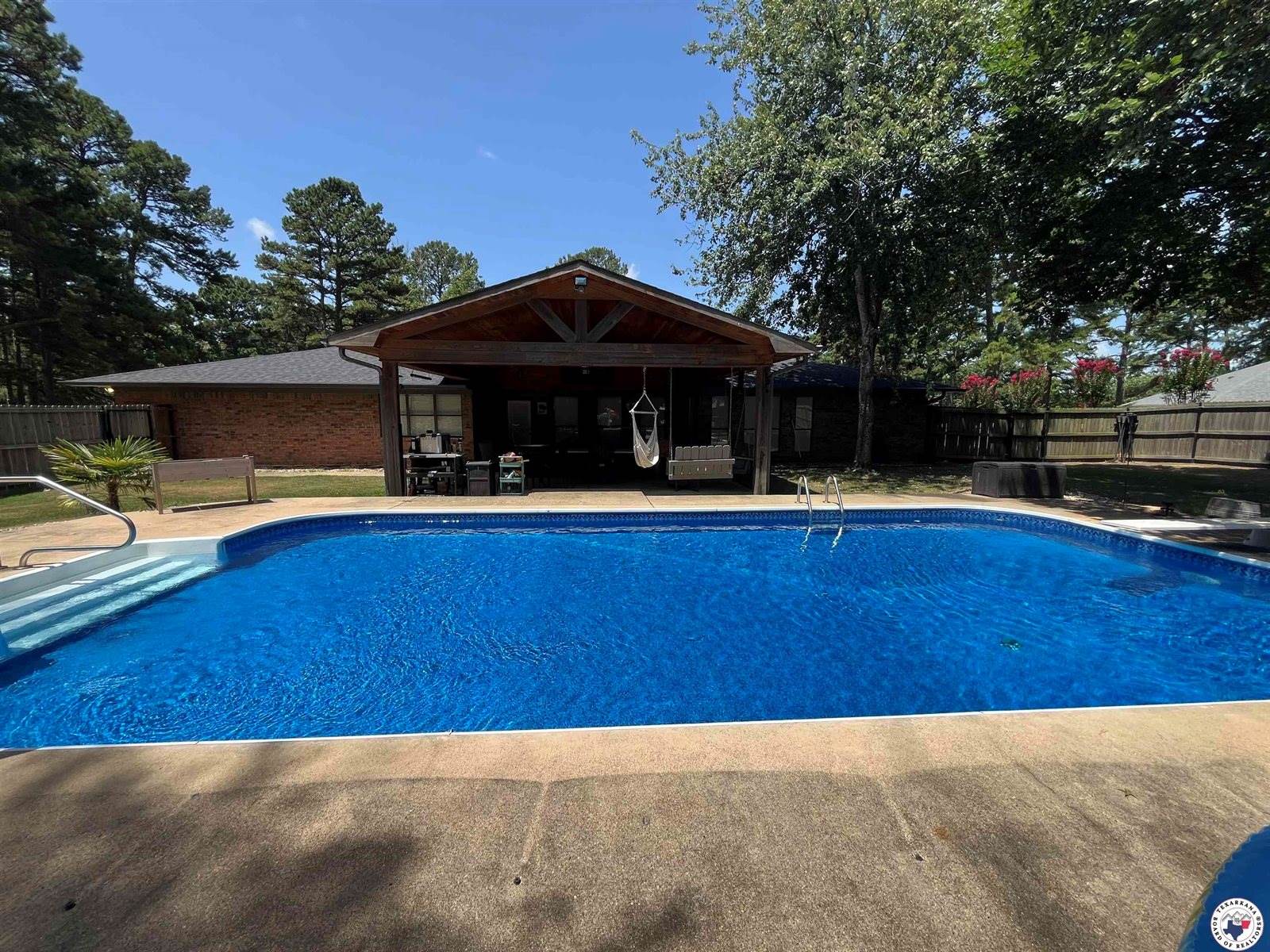 203 Woodland Lake Dr, Atlanta, TX 75551