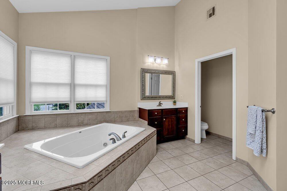 2 Elkridge Way, Manalapan, NJ 07726