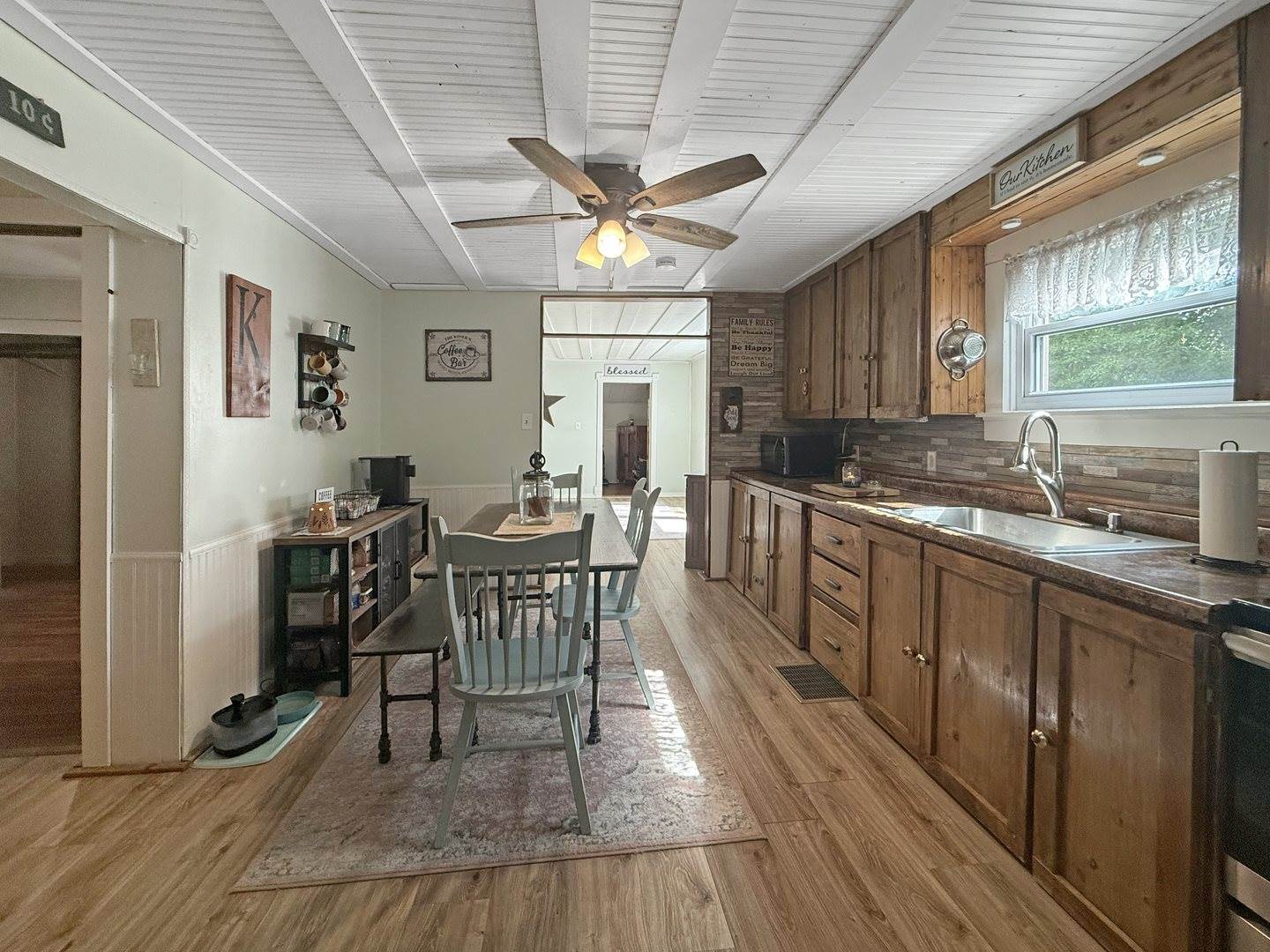 5843 West Stephenson Street Road, Freeport, IL 61032