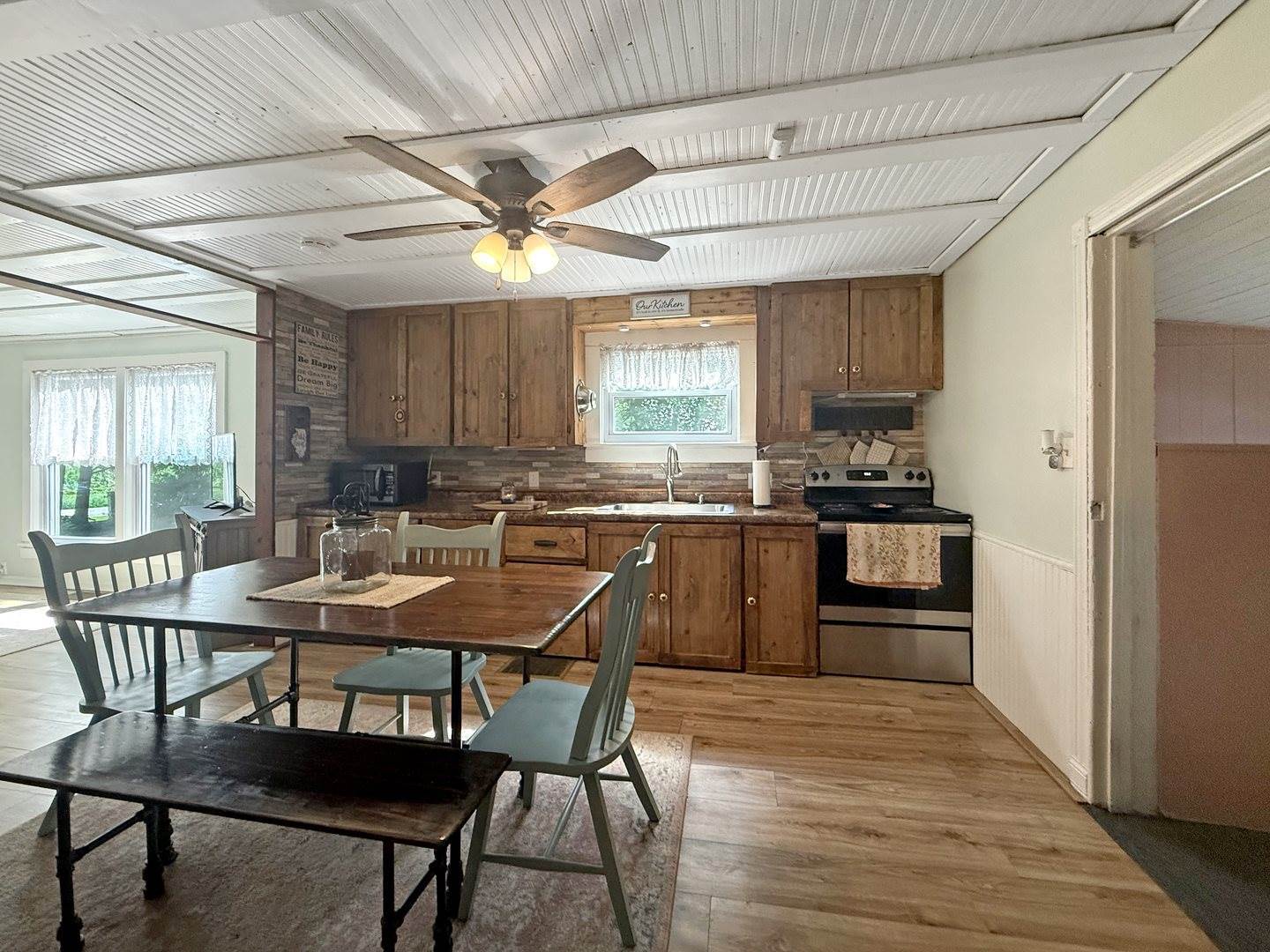 5843 West Stephenson Street Road, Freeport, IL 61032