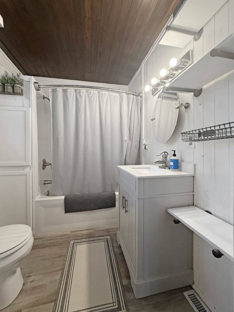 5843 West Stephenson Street Road, Freeport, IL 61032