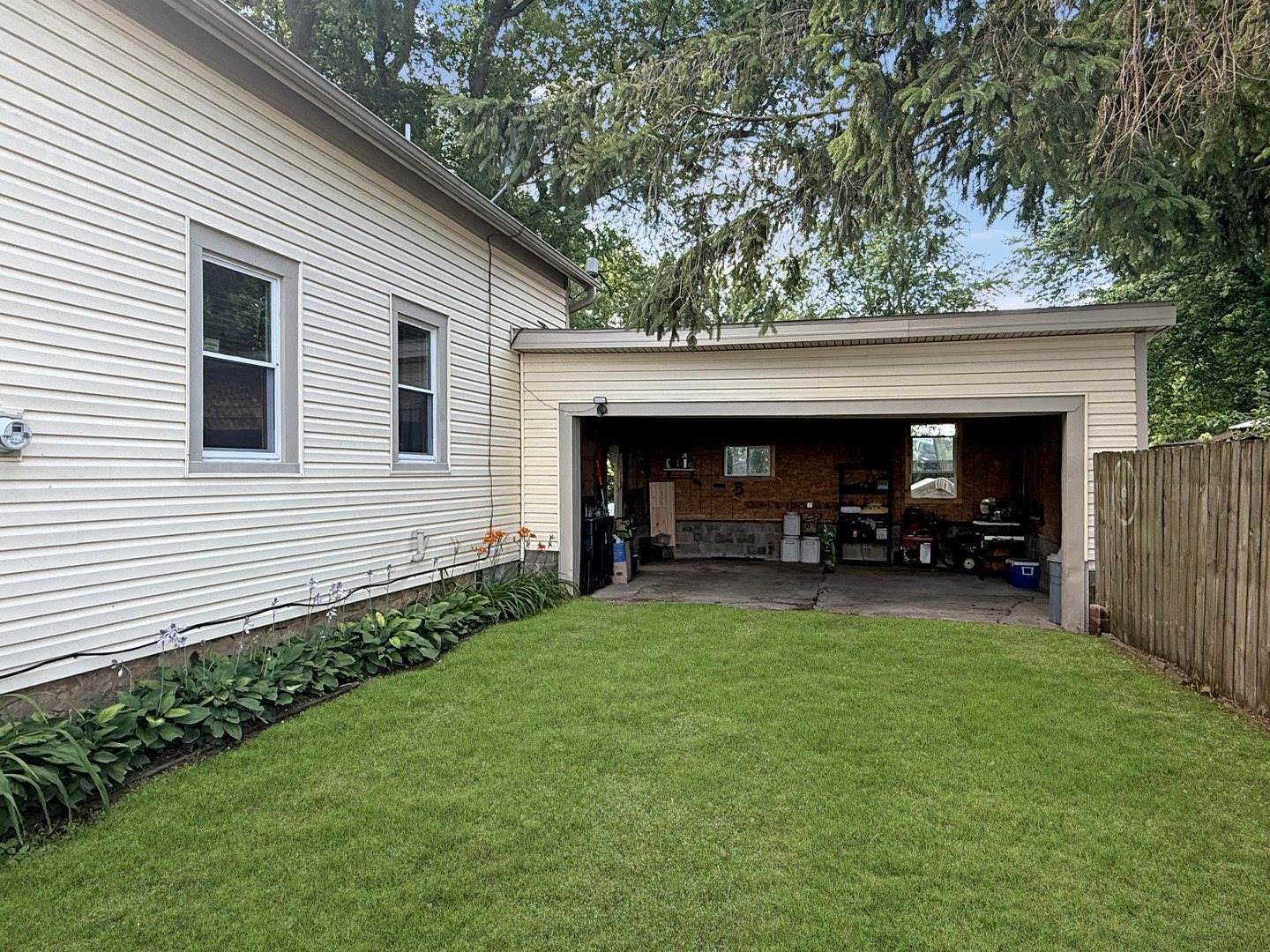 5843 West Stephenson Street Road, Freeport, IL 61032