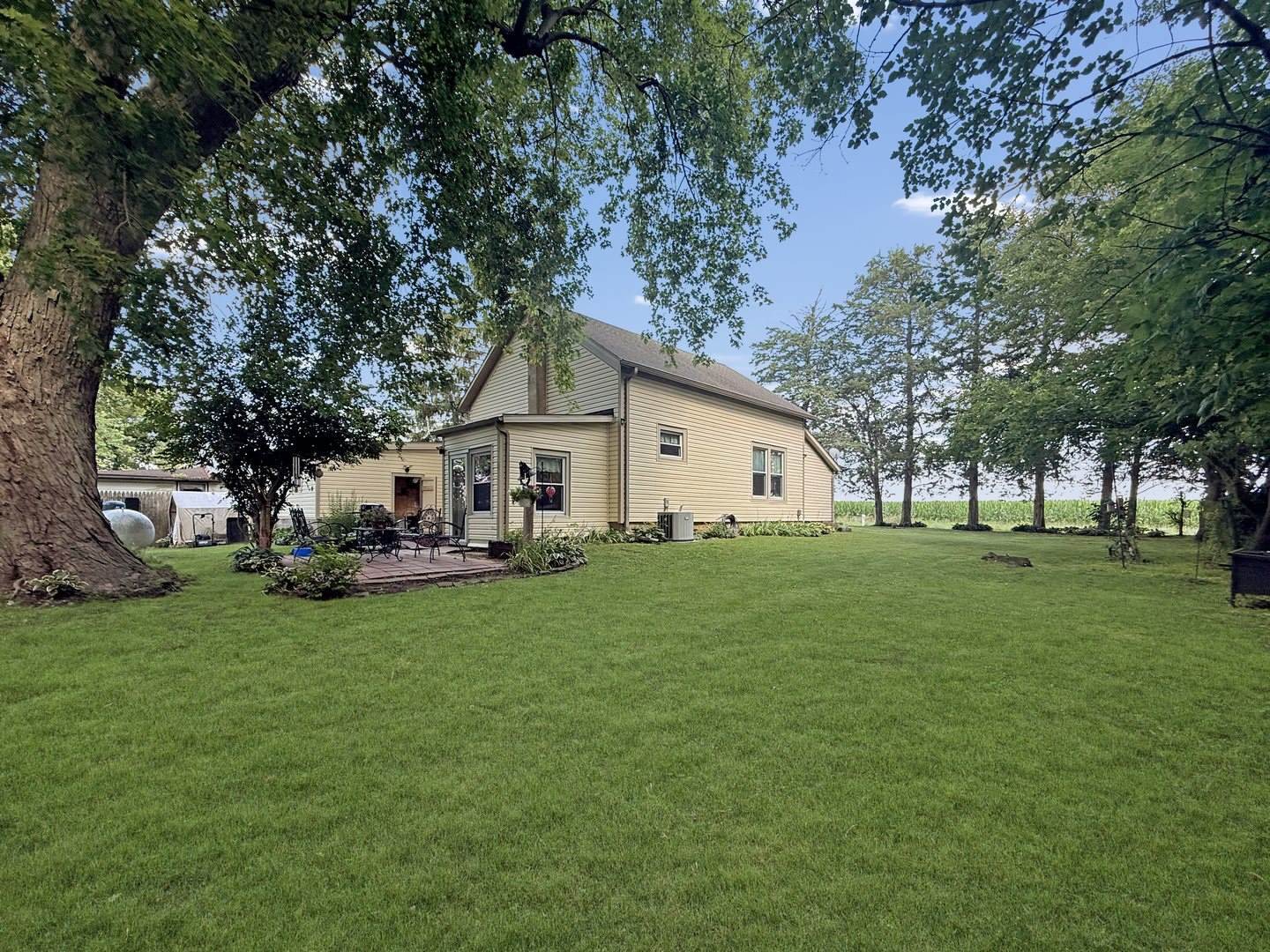 5843 West Stephenson Street Road, Freeport, IL 61032