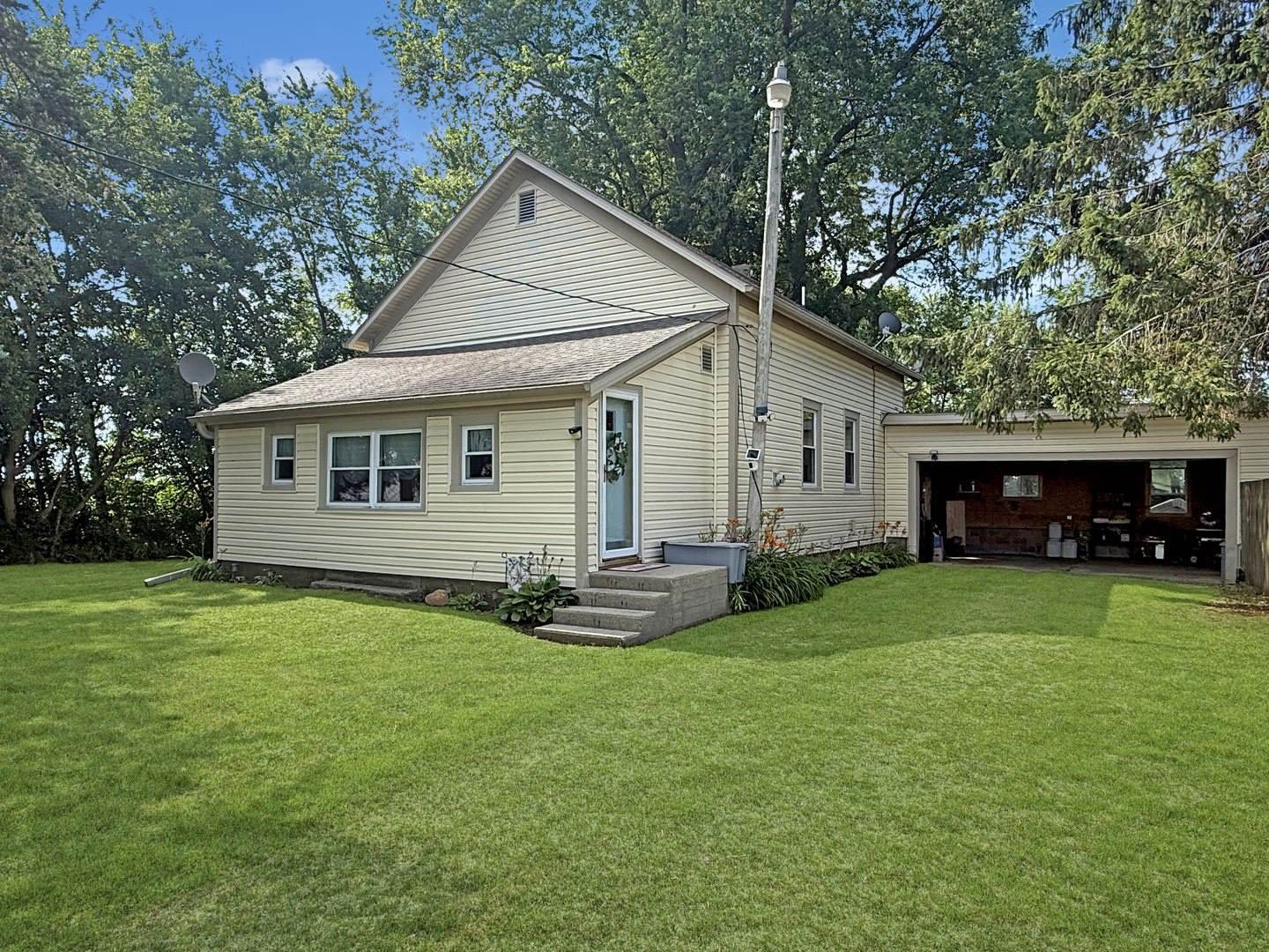 5843 West Stephenson Street Road, Freeport, IL 61032