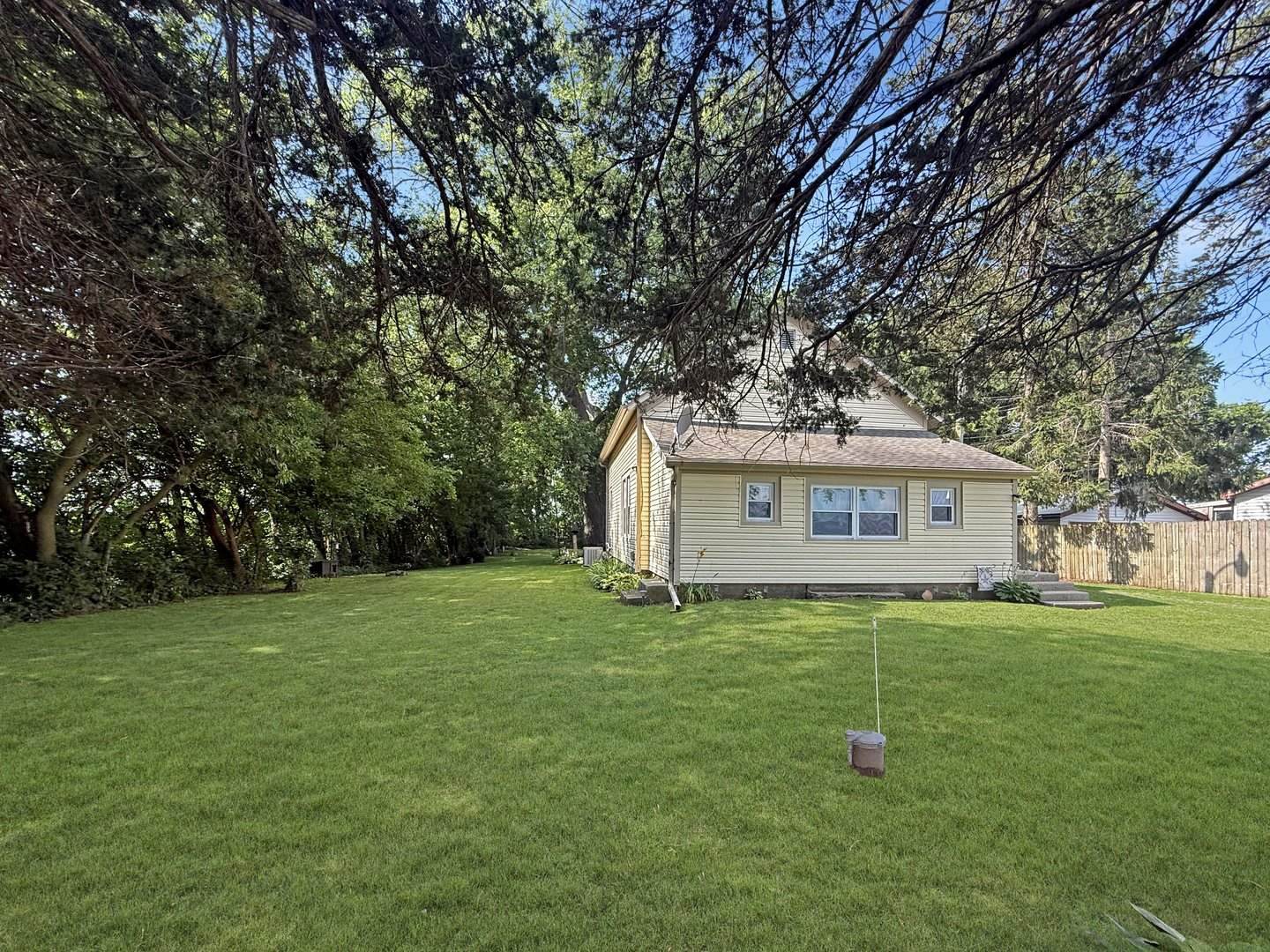 5843 West Stephenson Street Road, Freeport, IL 61032