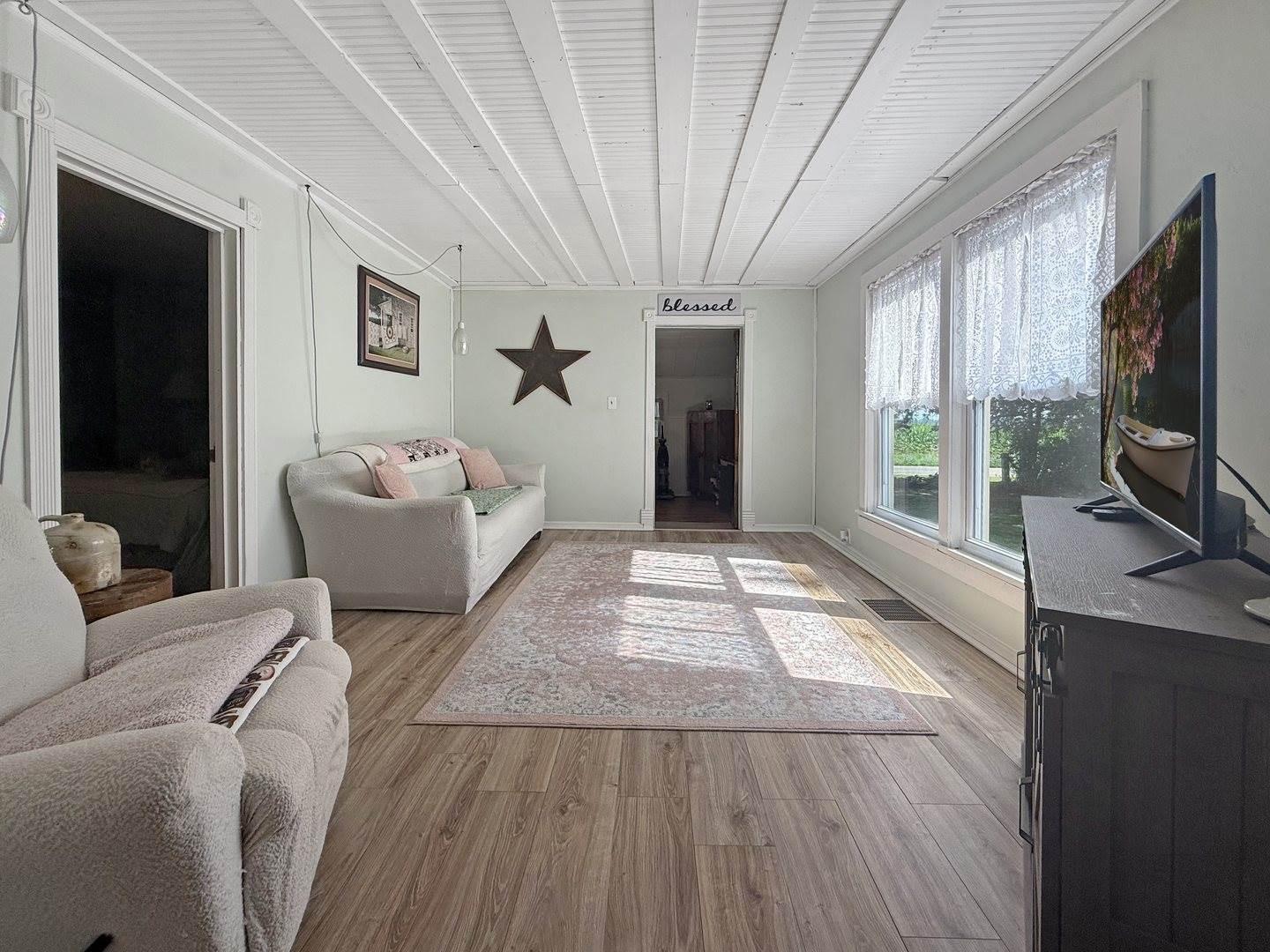 5843 West Stephenson Street Road, Freeport, IL 61032