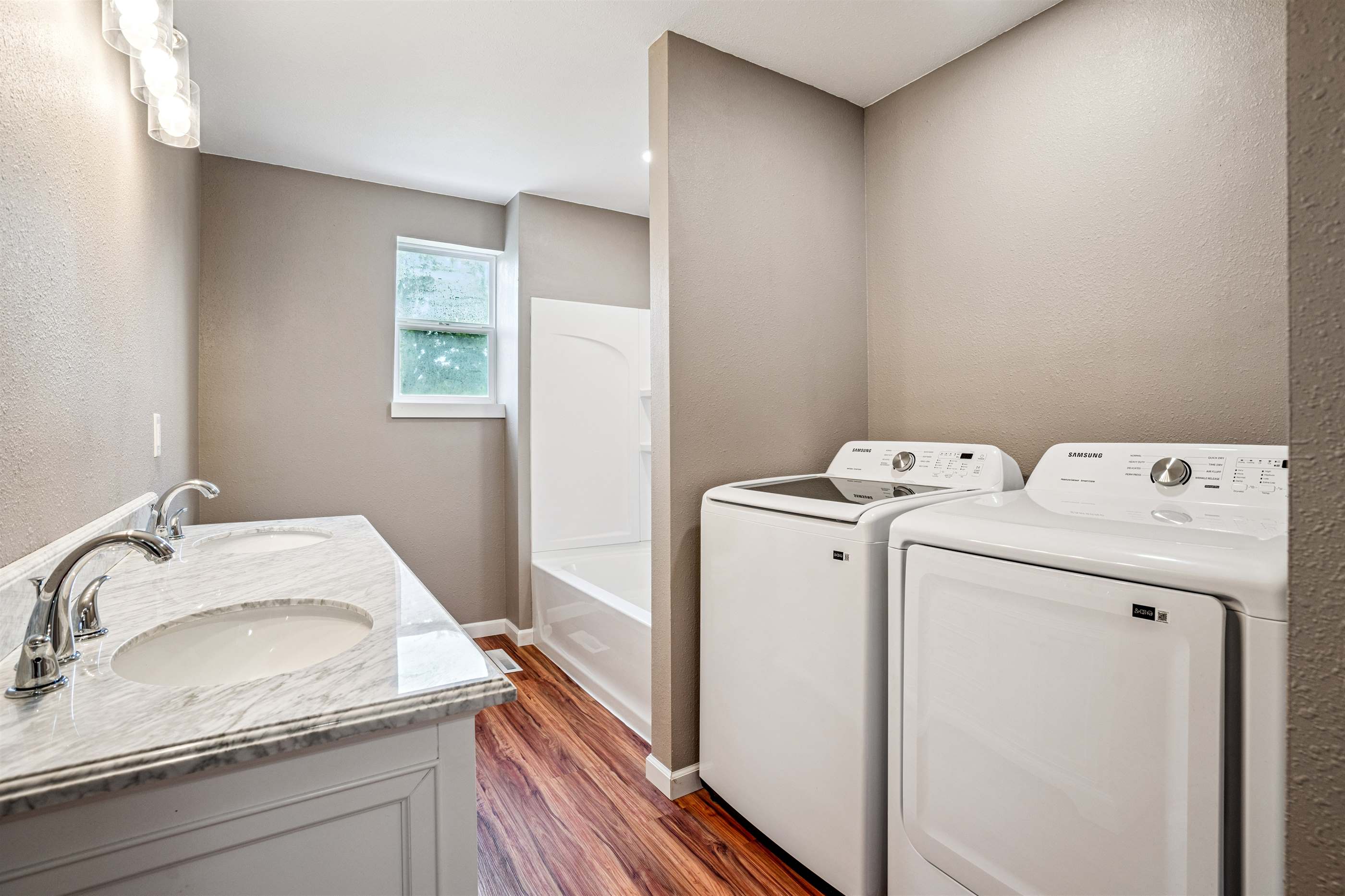 610 W 4th St, Tipton, IA 52772