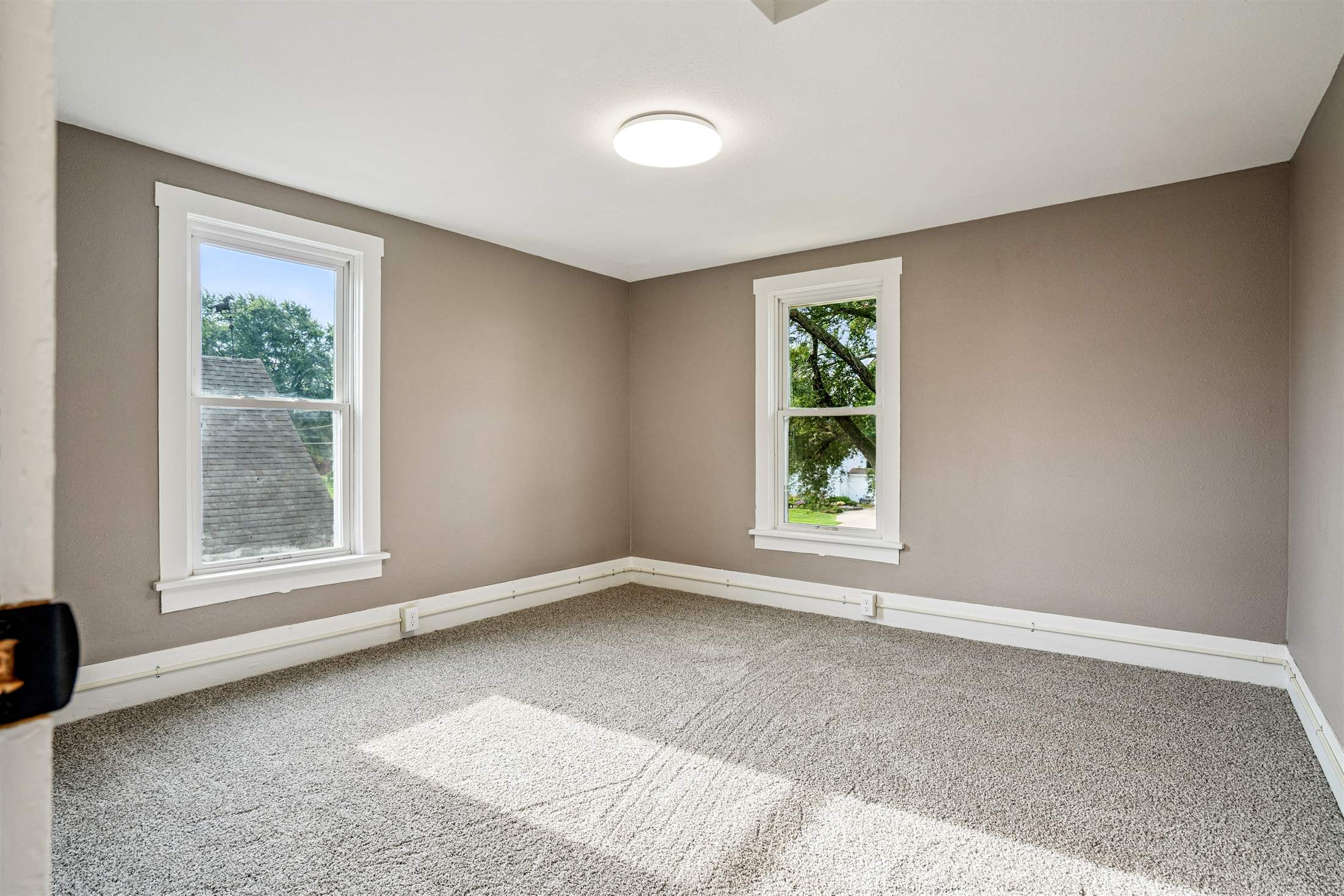 610 W 4th St, Tipton, IA 52772