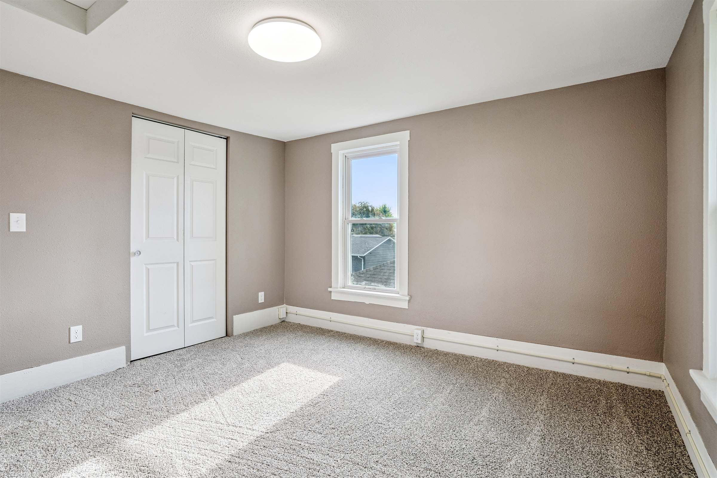 610 W 4th St, Tipton, IA 52772