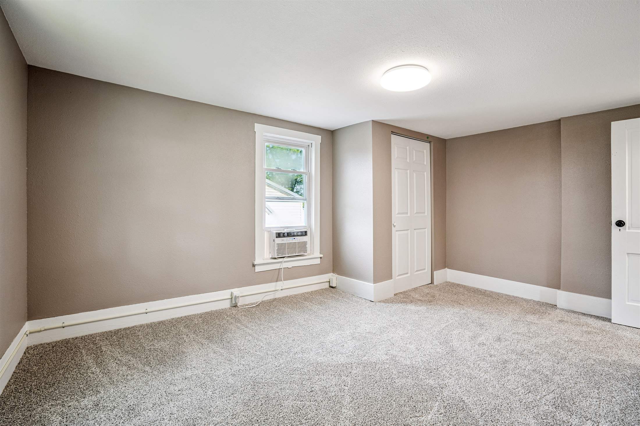 610 W 4th St, Tipton, IA 52772