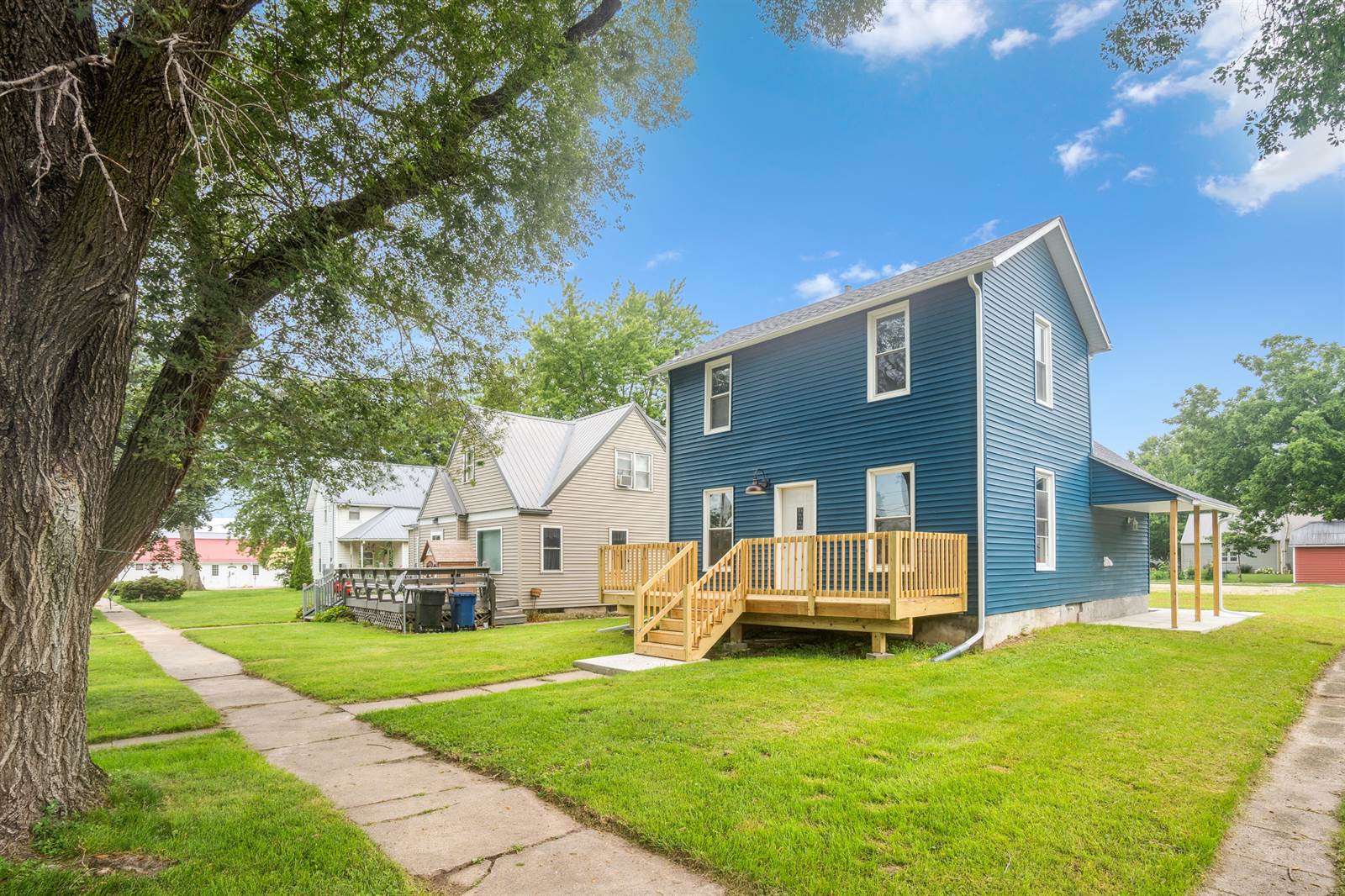 610 W 4th St, Tipton, IA 52772