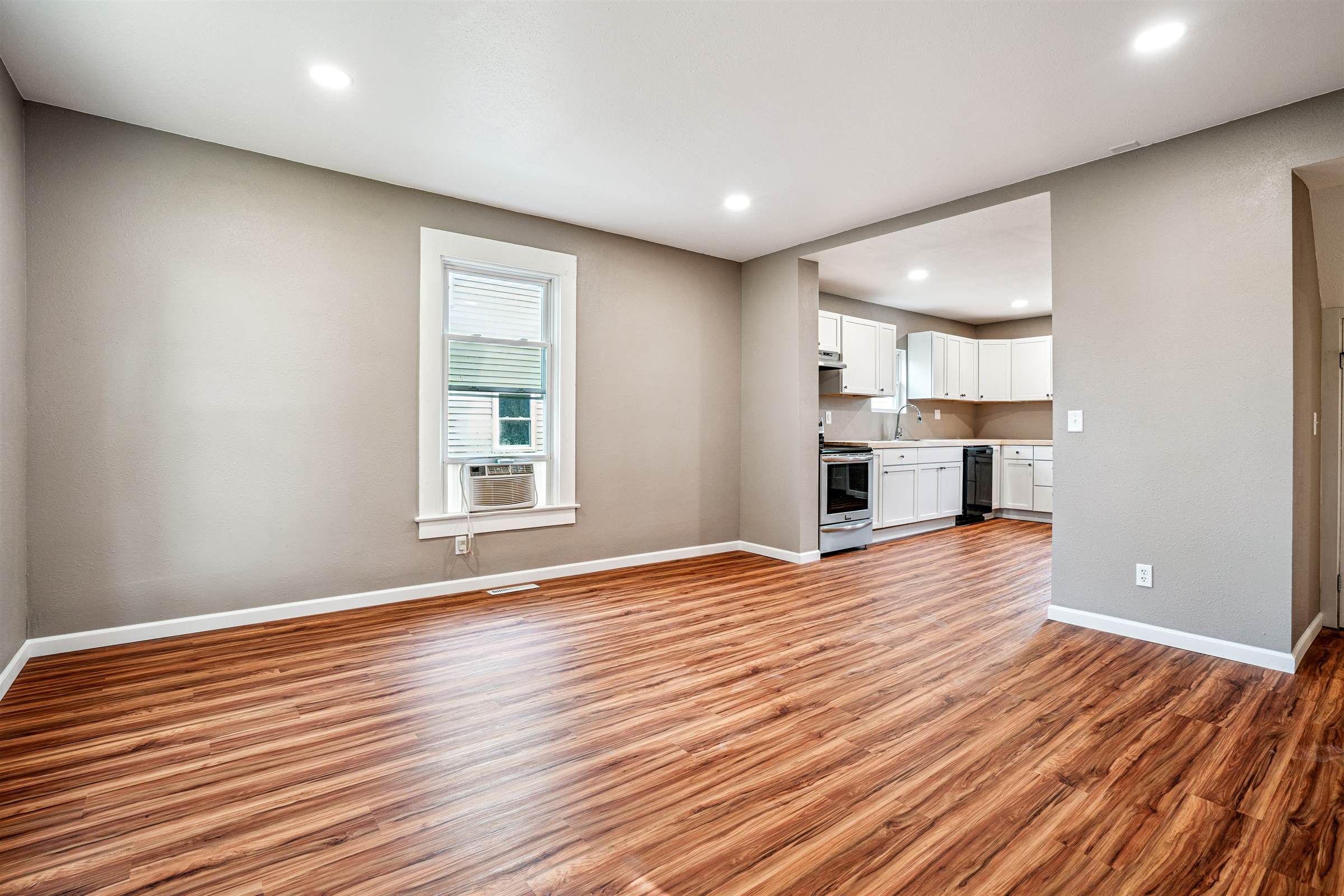 610 W 4th St, Tipton, IA 52772