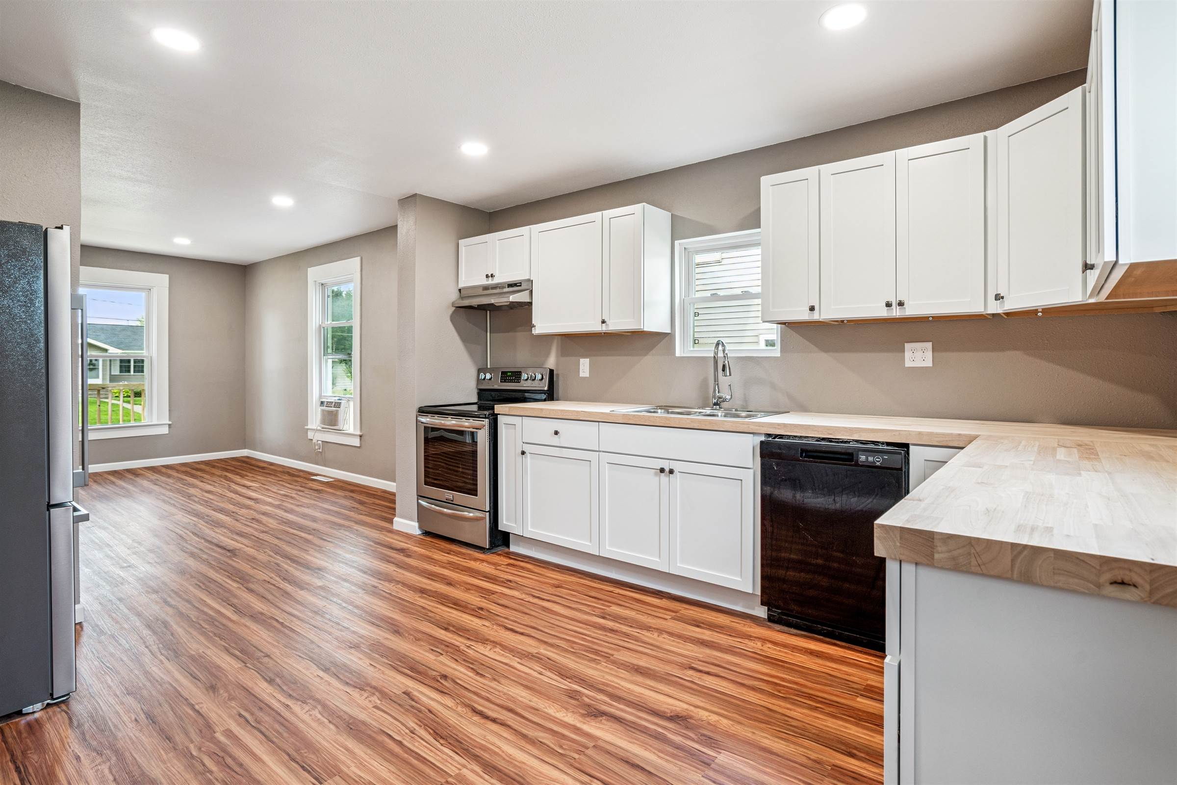 610 W 4th St, Tipton, IA 52772