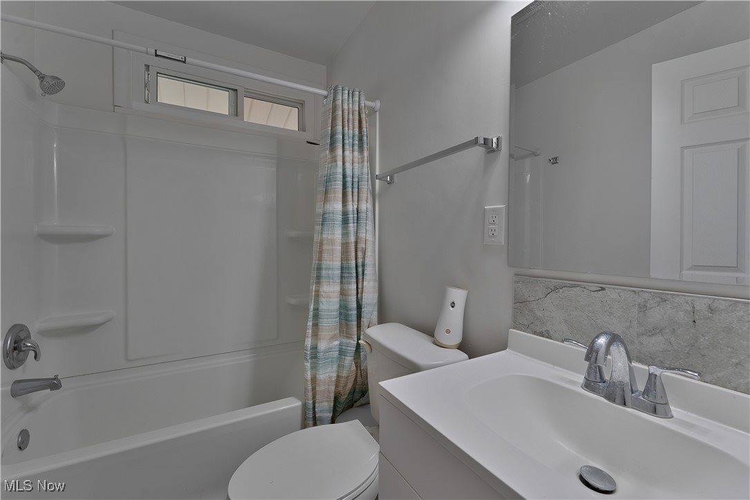 476 Blossom Avenue, Campbell, OH 44405