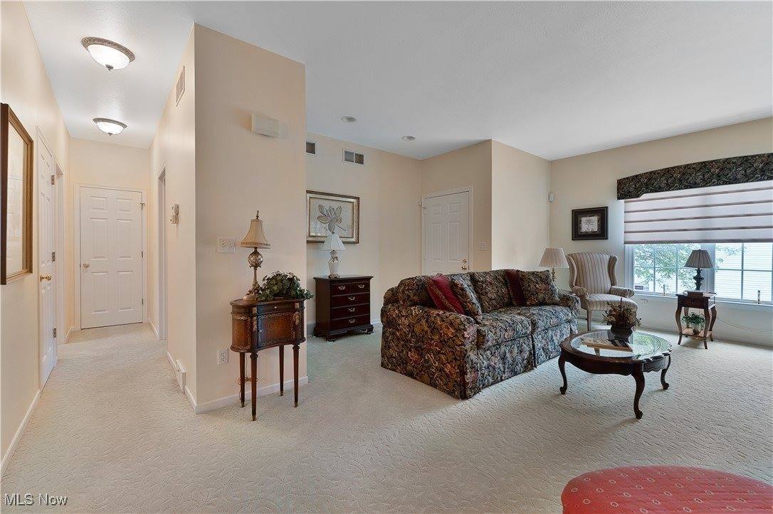 8 Hedgerow Place, New Middletown, OH 44442