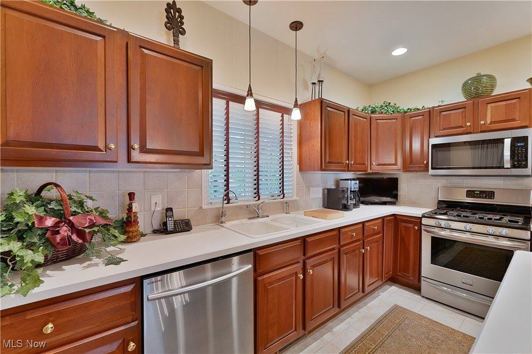 8 Hedgerow Place, New Middletown, OH 44442