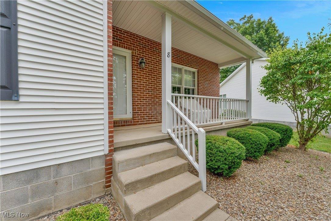 8 Hedgerow Place, New Middletown, OH 44442