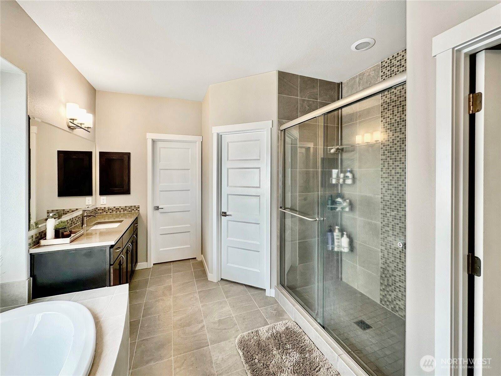 4411 Caddyshack Drive NE, Lacey, WA 98516