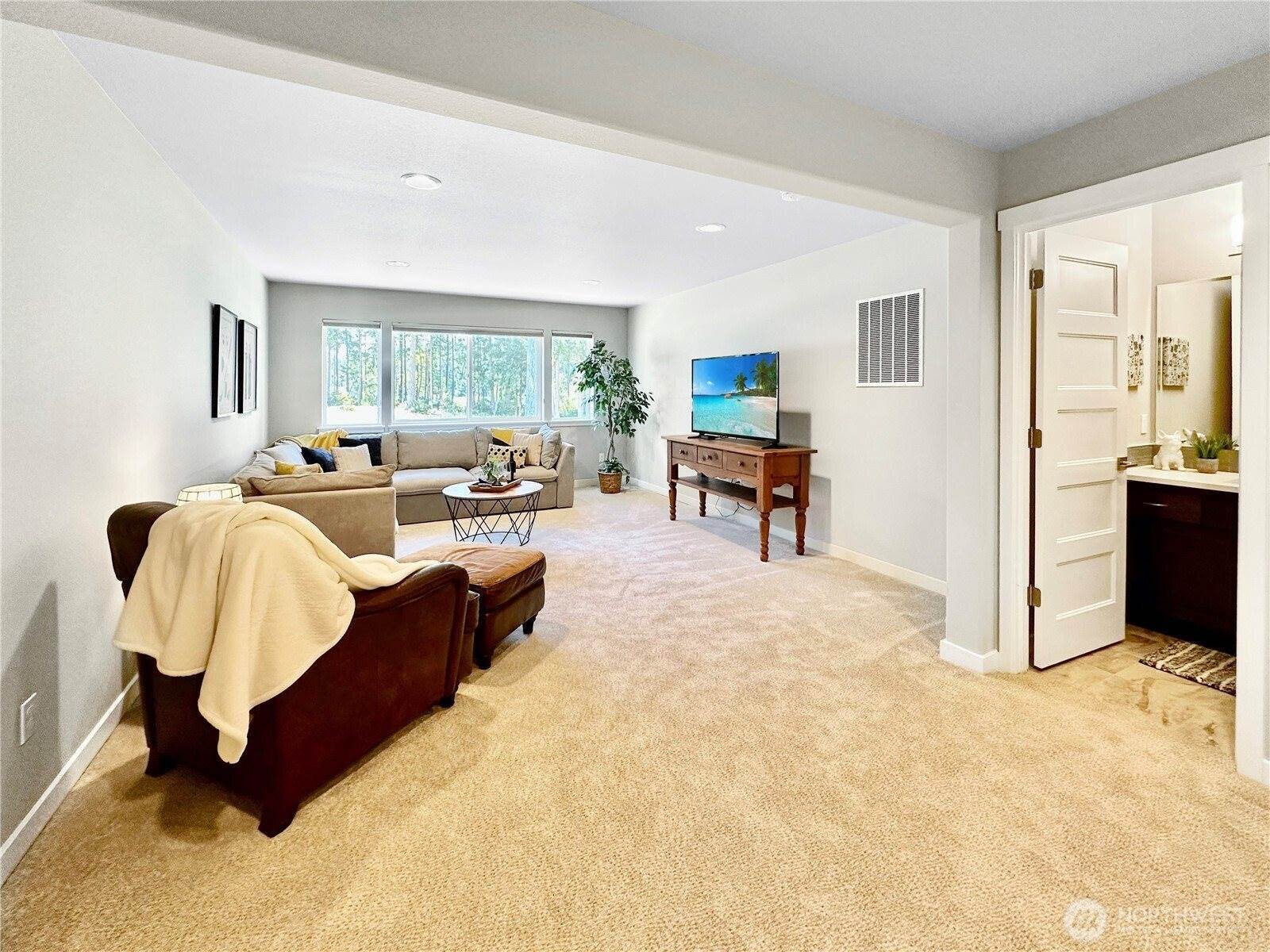 4411 Caddyshack Drive NE, Lacey, WA 98516