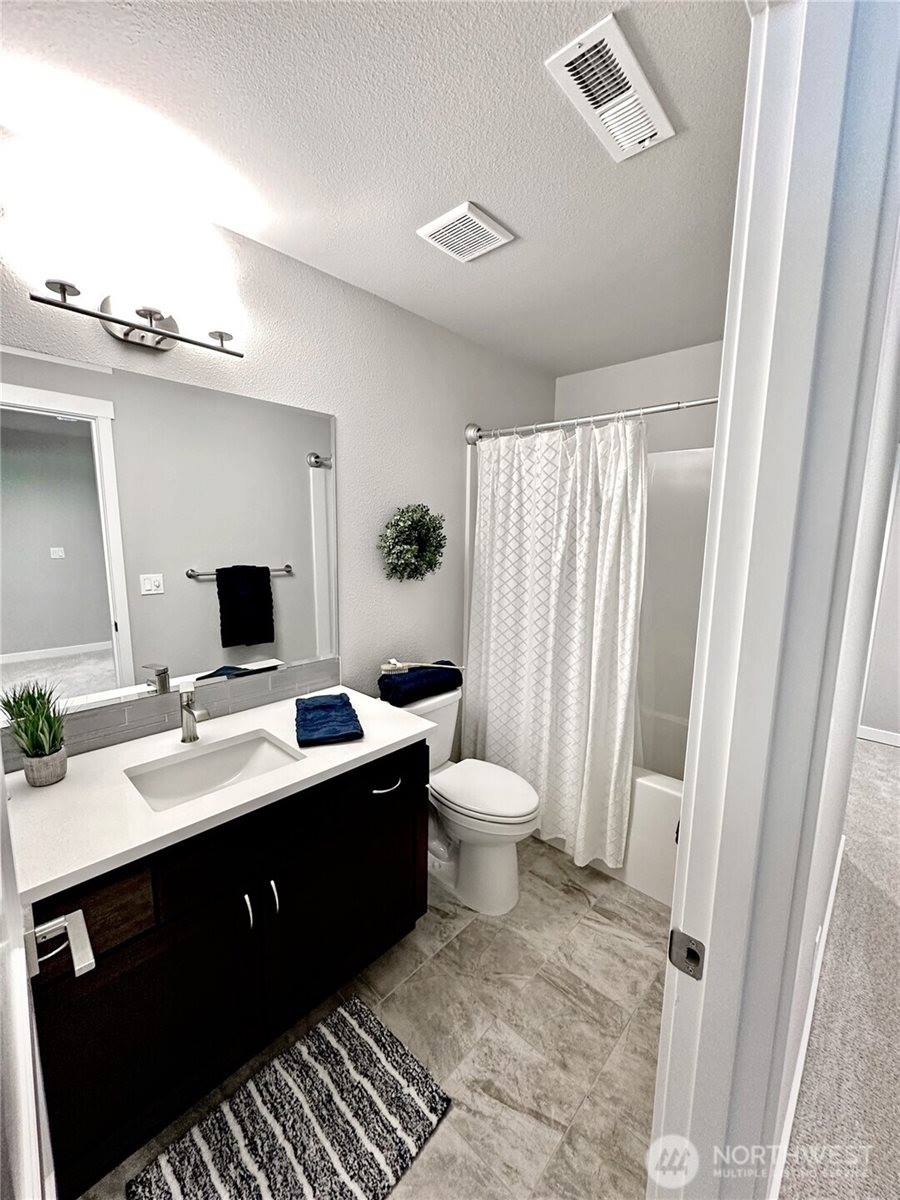 4411 Caddyshack Drive NE, Lacey, WA 98516