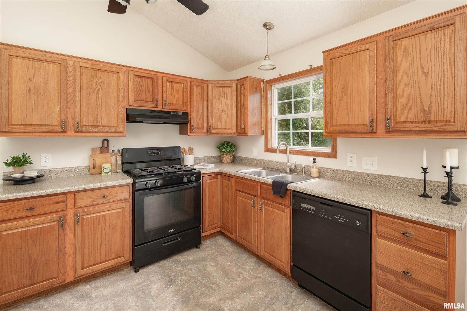 5804 Hillandale Road, Davenport, IA 52806