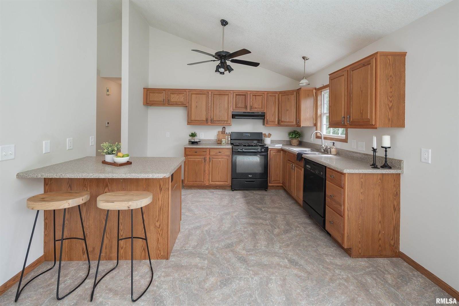 5804 Hillandale Road, Davenport, IA 52806