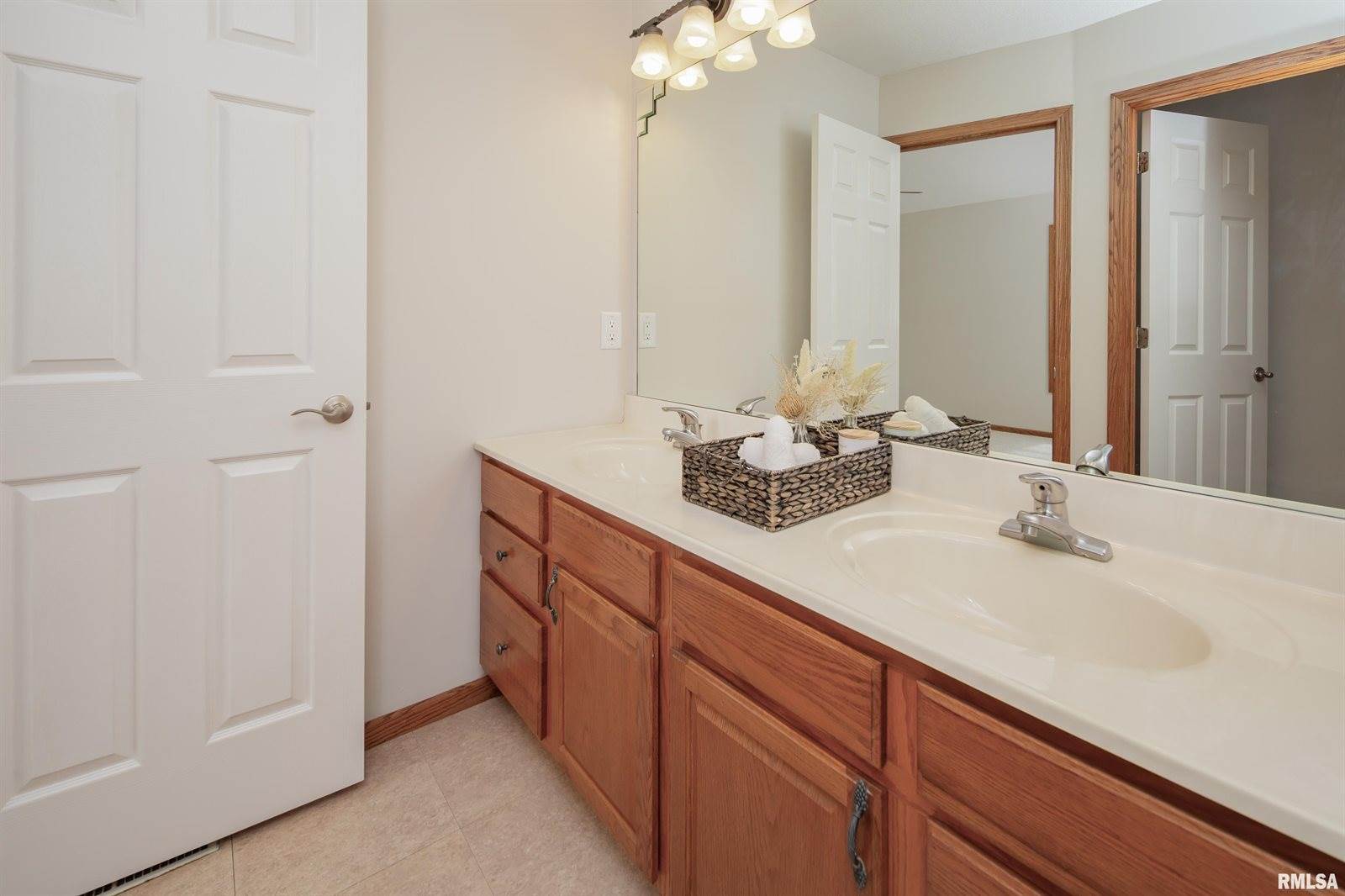 5804 Hillandale Road, Davenport, IA 52806