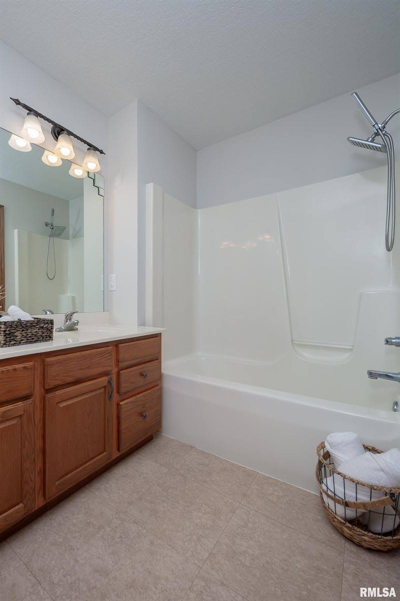 5804 Hillandale Road, Davenport, IA 52806