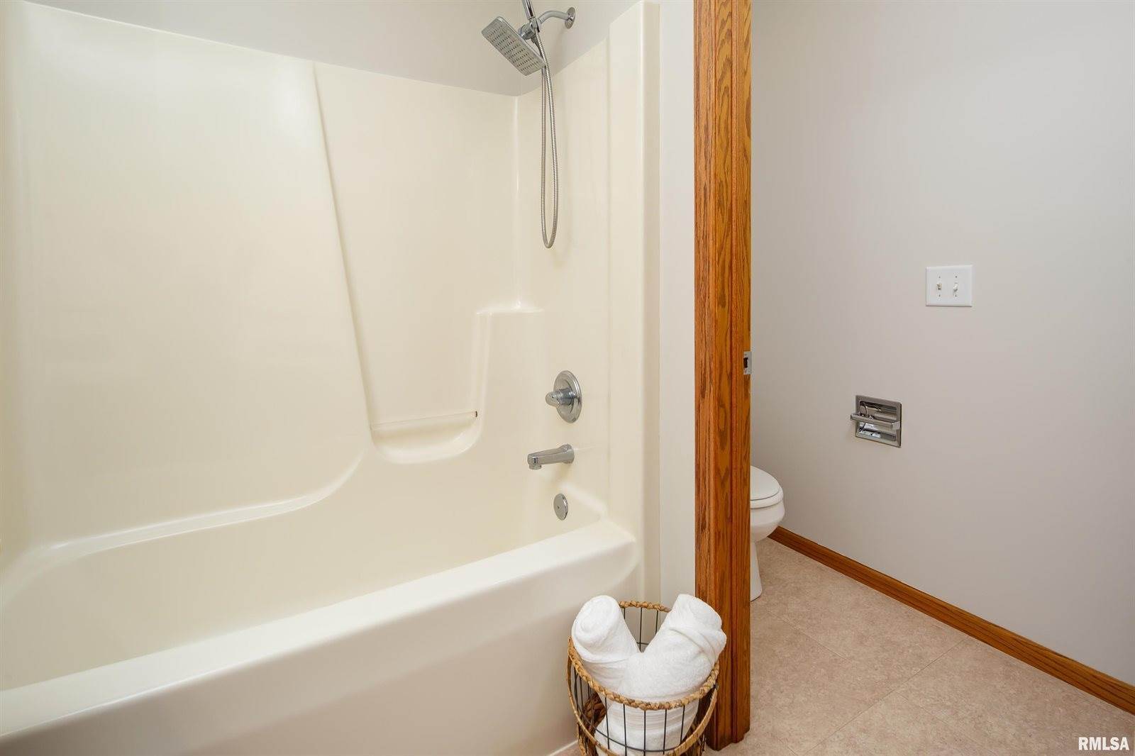 5804 Hillandale Road, Davenport, IA 52806