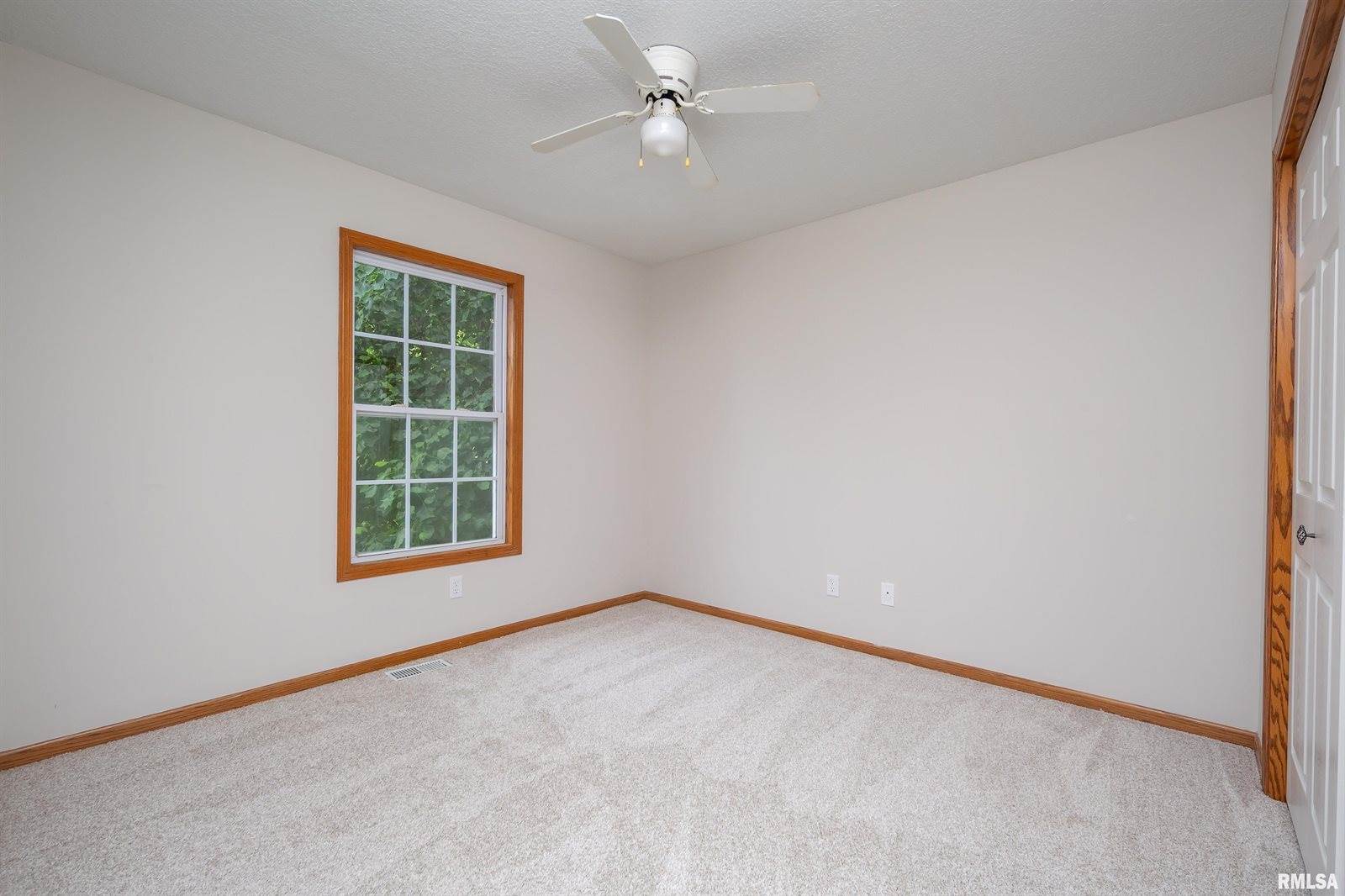 5804 Hillandale Road, Davenport, IA 52806