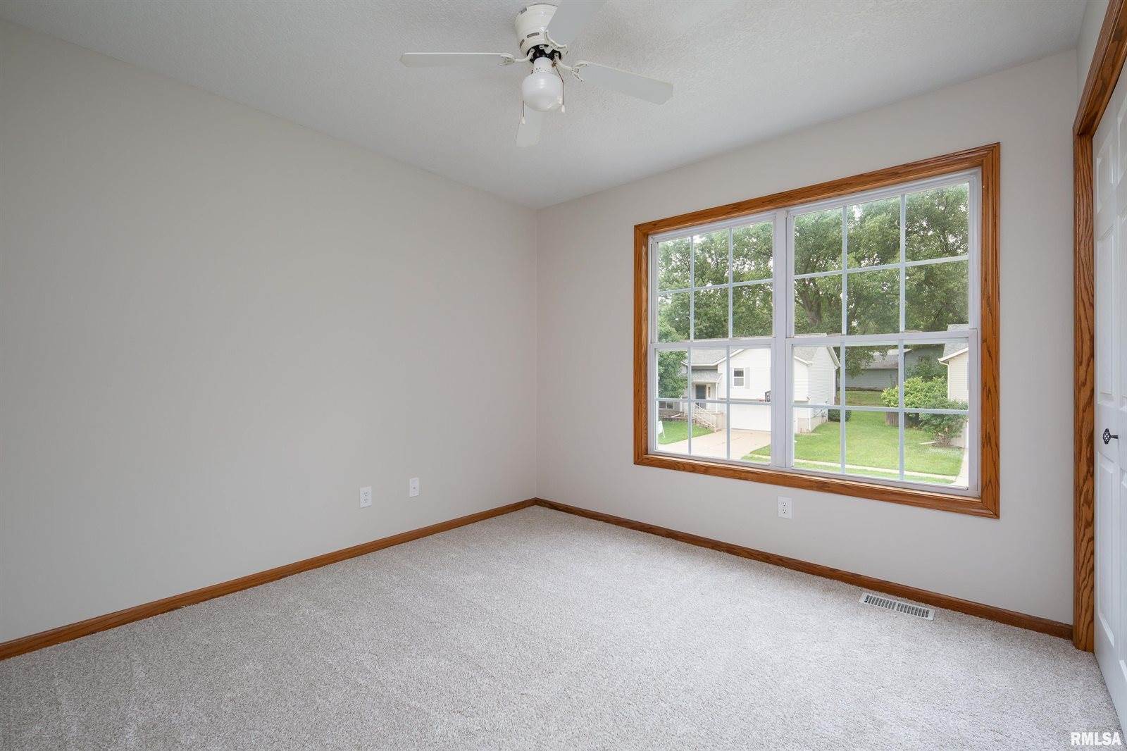 5804 Hillandale Road, Davenport, IA 52806