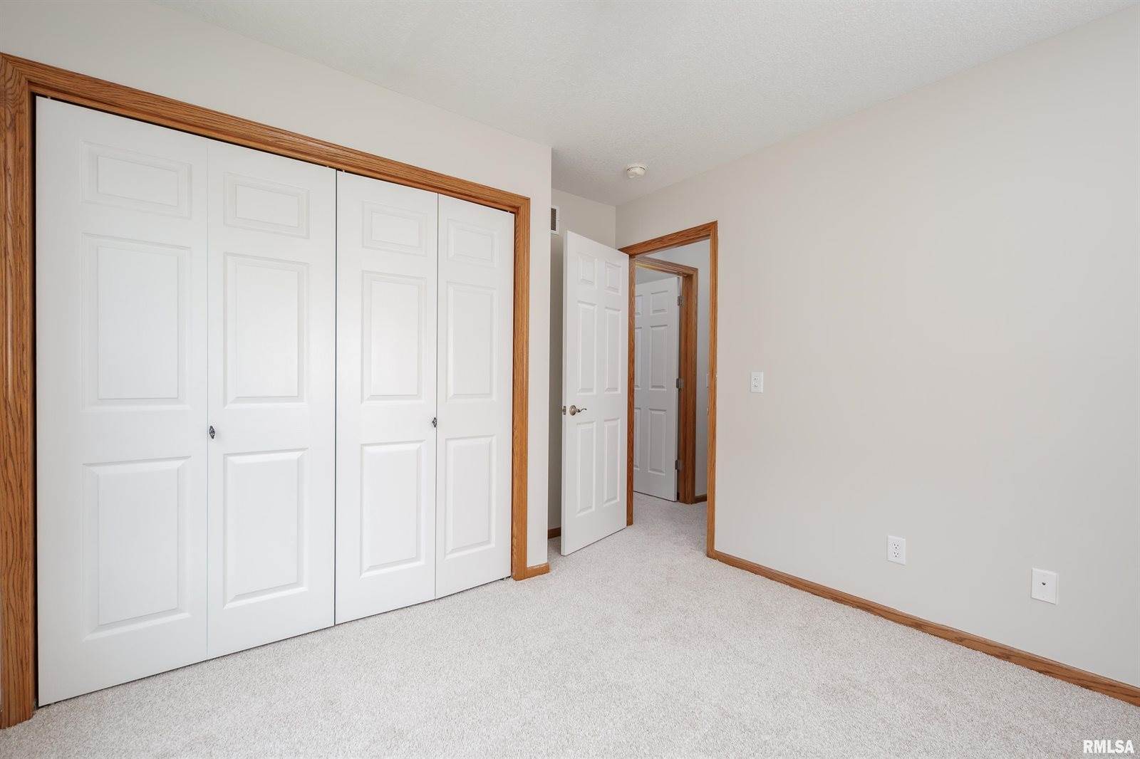 5804 Hillandale Road, Davenport, IA 52806