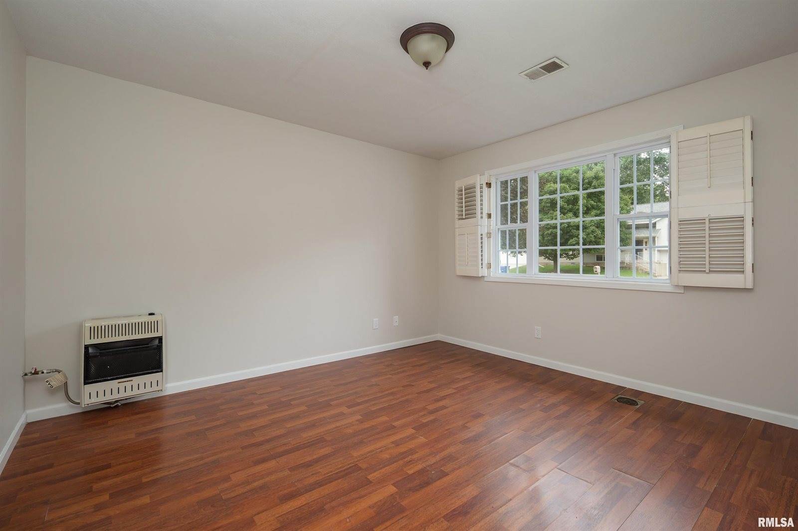 5804 Hillandale Road, Davenport, IA 52806