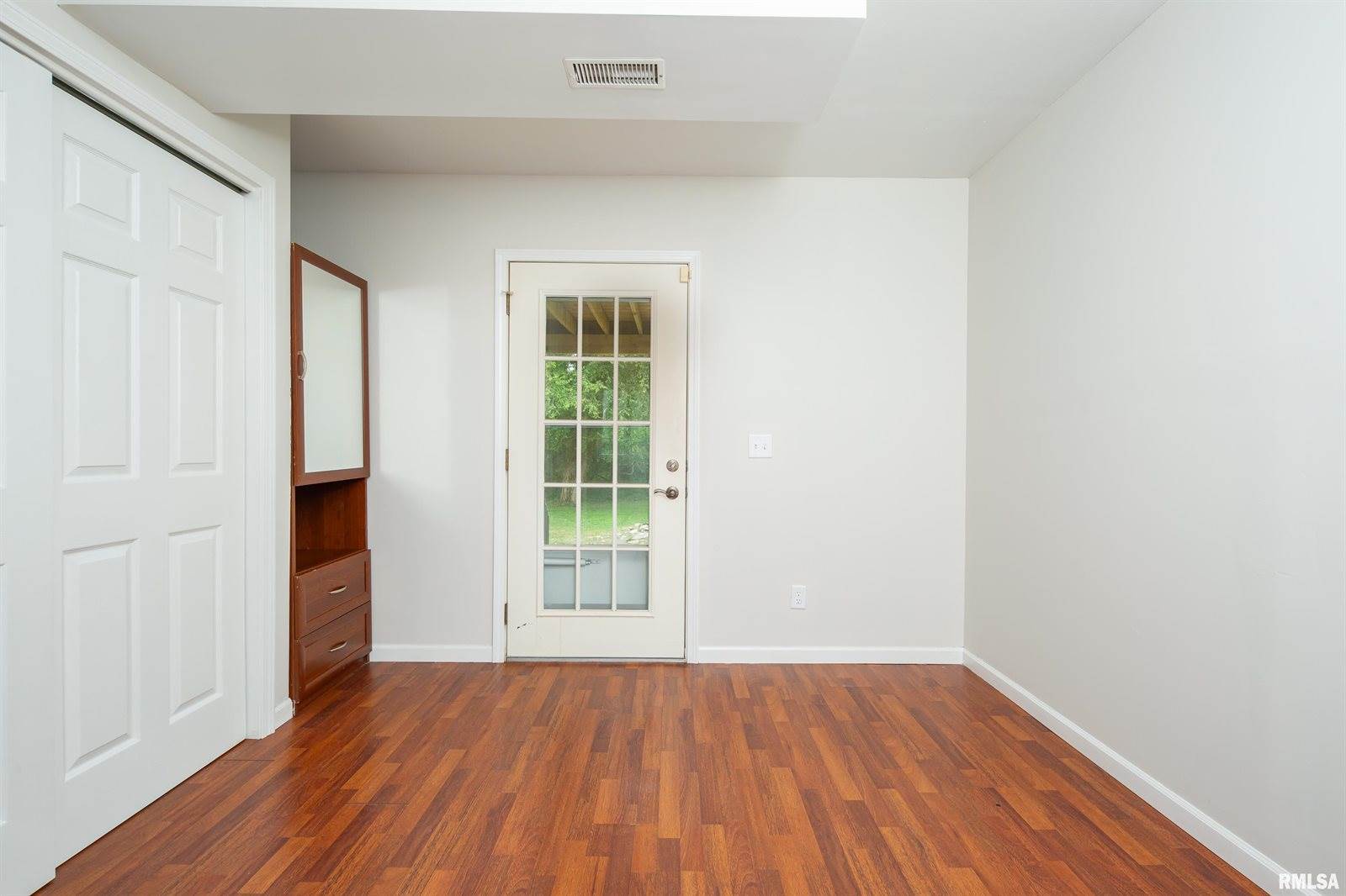 5804 Hillandale Road, Davenport, IA 52806