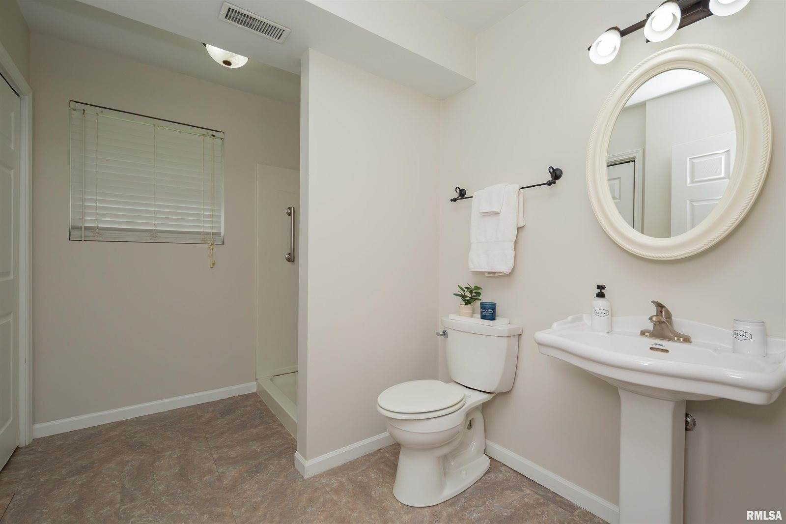 5804 Hillandale Road, Davenport, IA 52806