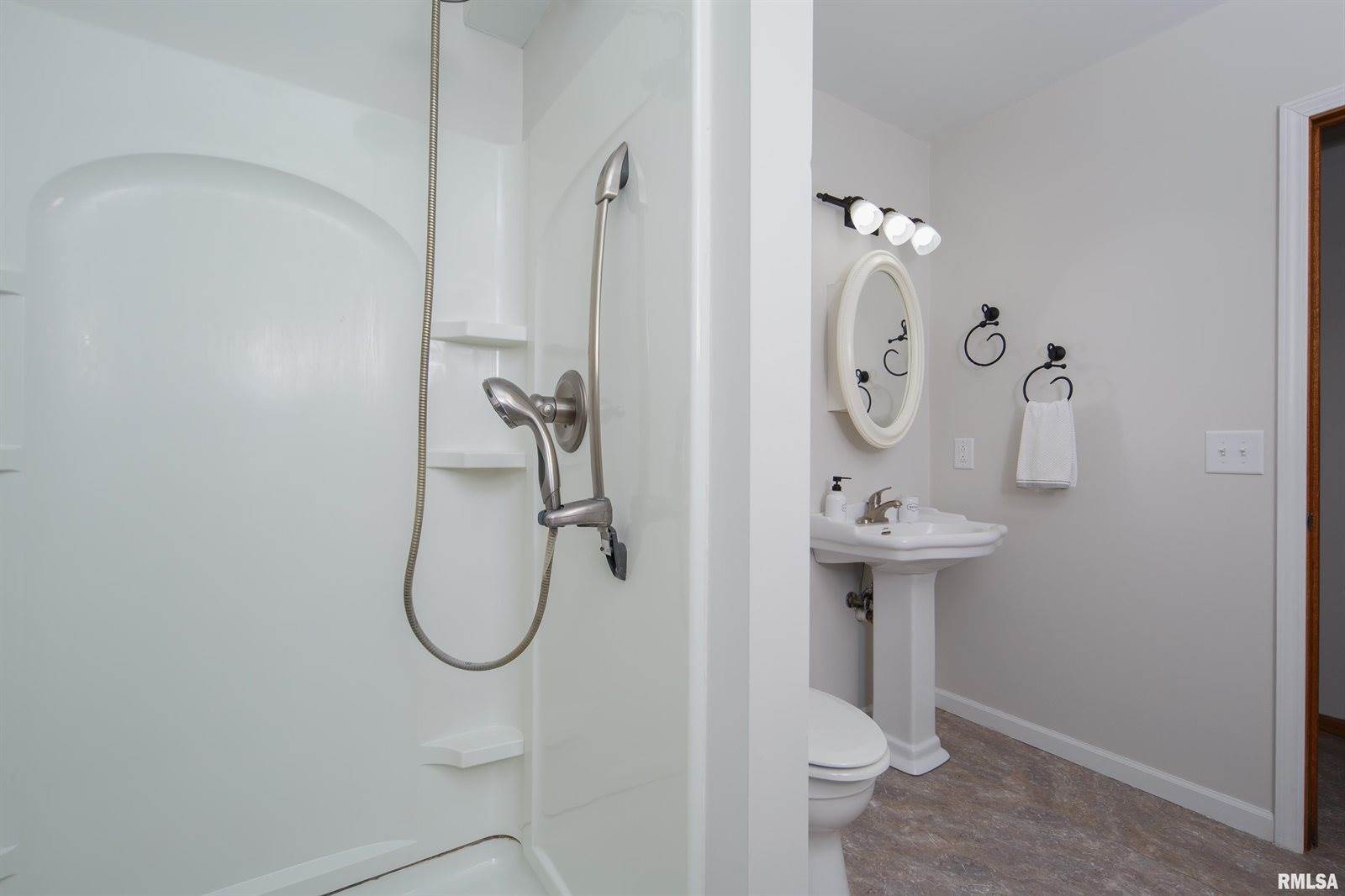 5804 Hillandale Road, Davenport, IA 52806