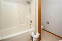 5804 Hillandale Road, Davenport, IA 52806