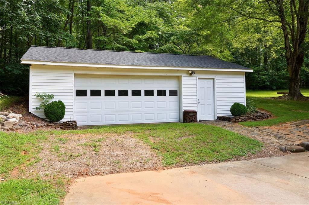 692 Beauchamp Road, Advance, NC 27006