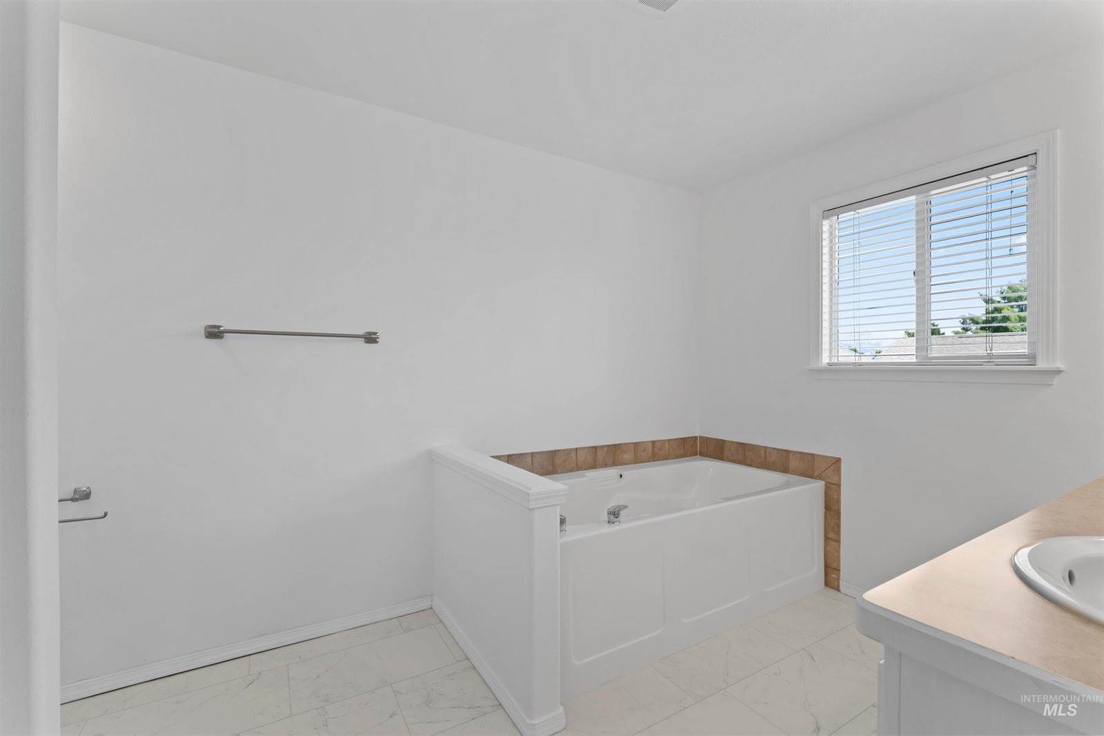 2046 E Mackay Dr, Meridian, ID 83642