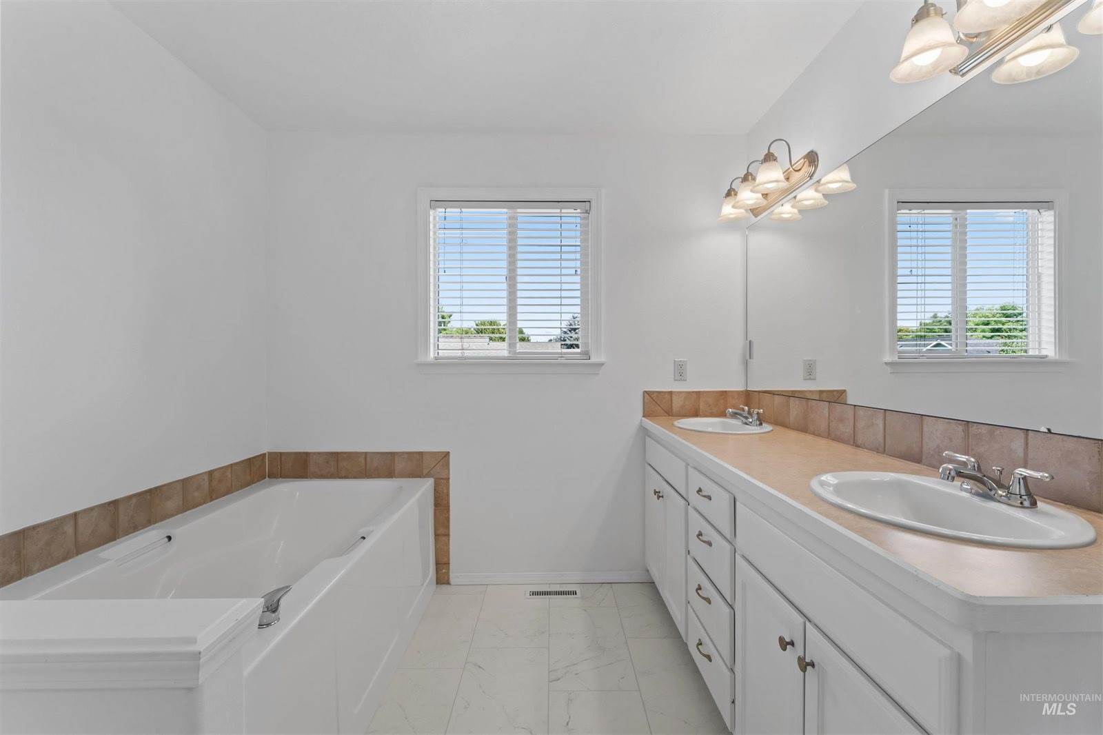 2046 E Mackay Dr, Meridian, ID 83642