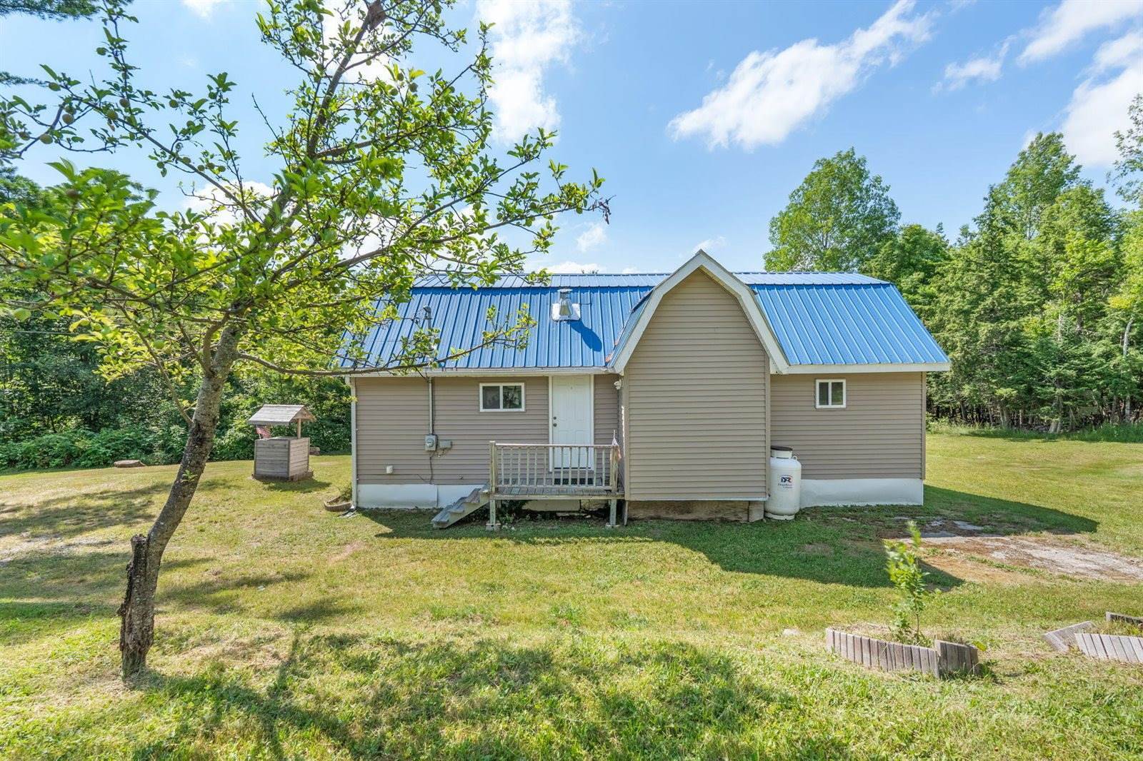 612 Main Road, Burlington, ME 04417