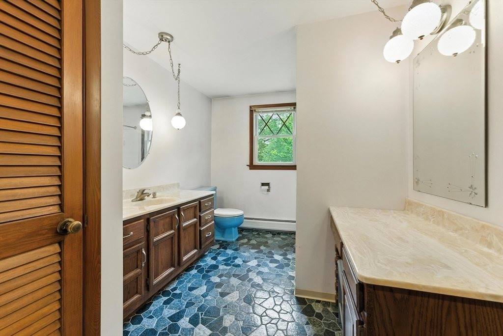 612 N Liberty St, Belchertown, MA 01007