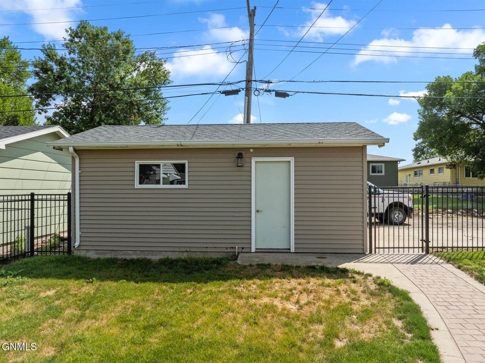 922 16th Avenue West, Williston, ND 58801