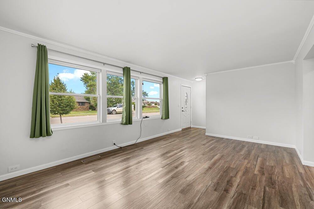 922 16th Avenue West, Williston, ND 58801