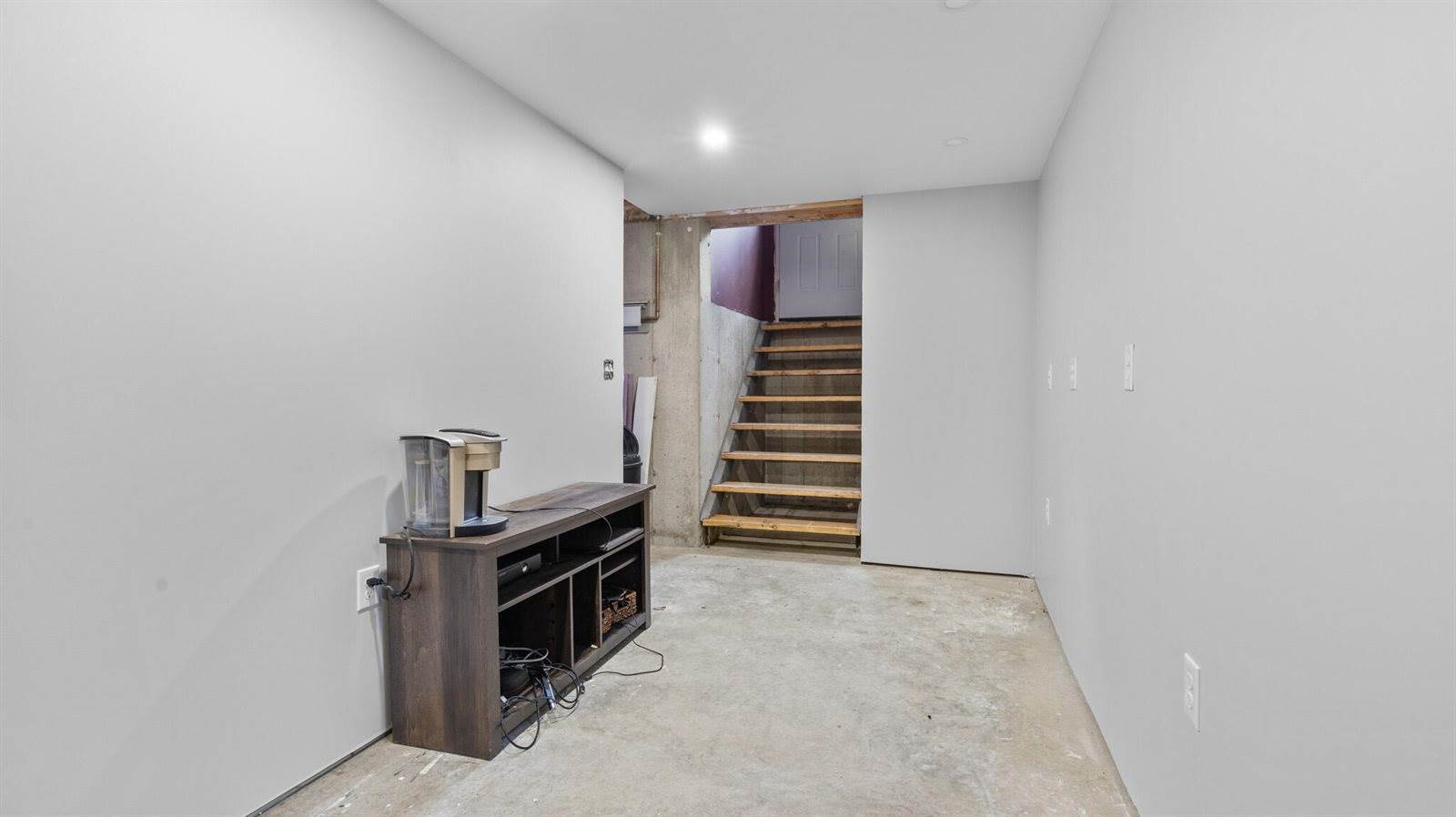 39 Maple Leaf Lane, Hermon, ME 04401