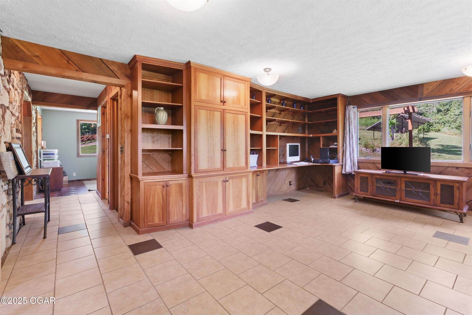 10463 Farm Road 1182, Aurora, MO 65605