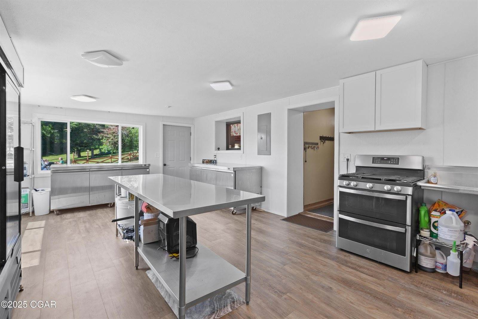 10463 Farm Road 1182, Aurora, MO 65605