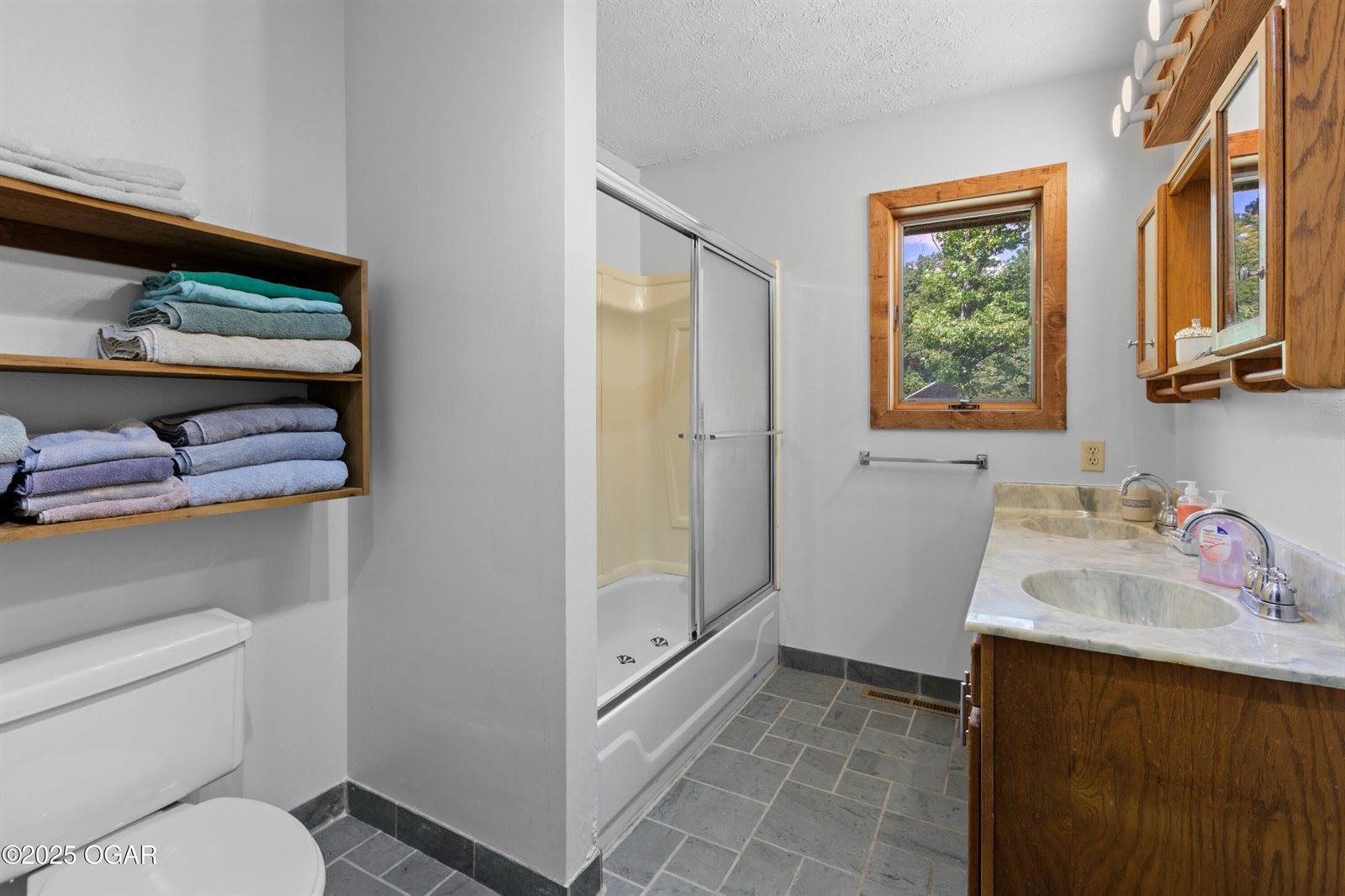 10463 Farm Road 1182, Aurora, MO 65605